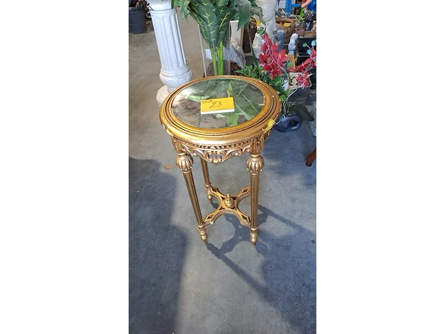 Lot 23 - oude vergulde houten bijzettafel met spiegelblad - afbeelding 1 van  5