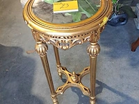 Lot 23 - oude vergulde houten bijzettafel met spiegelblad