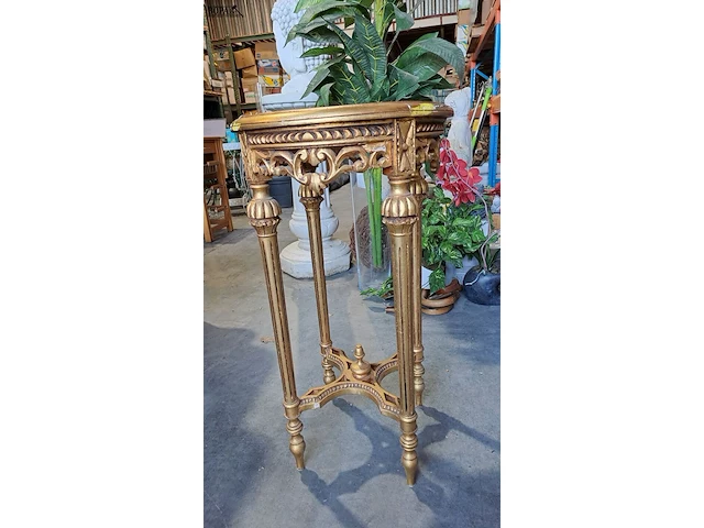 Lot 23 - oude vergulde houten bijzettafel met spiegelblad - afbeelding 2 van  5