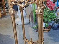 Lot 23 - oude vergulde houten bijzettafel met spiegelblad - afbeelding 2 van  5