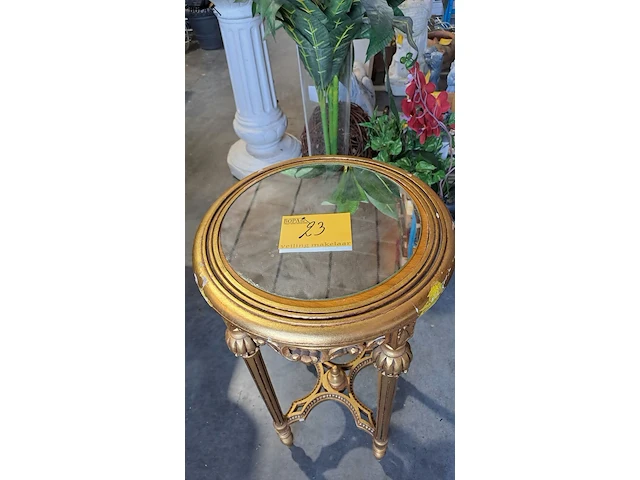 Lot 23 - oude vergulde houten bijzettafel met spiegelblad - afbeelding 3 van  5
