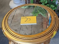 Lot 23 - oude vergulde houten bijzettafel met spiegelblad - afbeelding 3 van  5