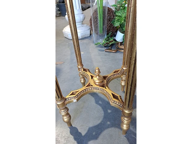 Lot 23 - oude vergulde houten bijzettafel met spiegelblad - afbeelding 4 van  5