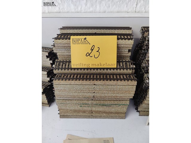 Lot 23 - rechte rails - 102 stuks - afbeelding 1 van  2