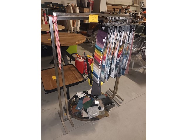 Lot 23 - rvs kledingrekken en stoffering stalen - afbeelding 1 van  4