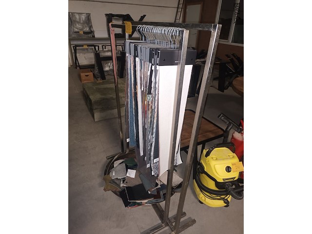 Lot 23 - rvs kledingrekken en stoffering stalen - afbeelding 4 van  4