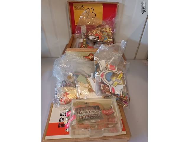 Lot 23 - sigarenbandjes, 5 dozen, 4 zakjes - afbeelding 1 van  10