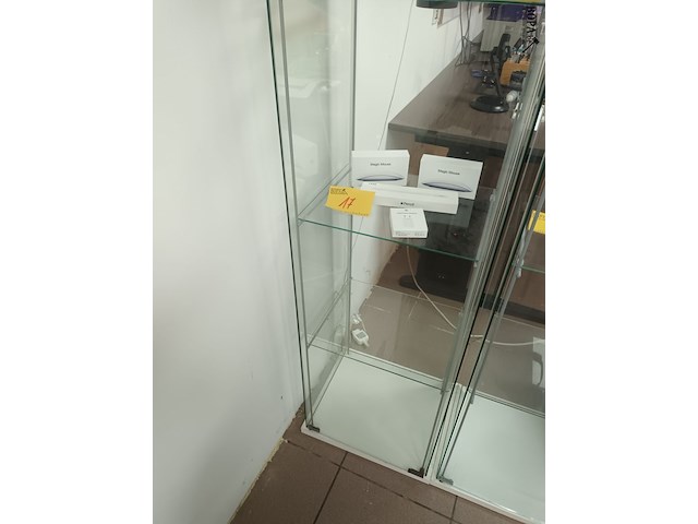 Lot 23 - vitrine kast - afbeelding 2 van  2