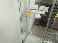 Lot 23 - vitrine kast - afbeelding 2 van  2