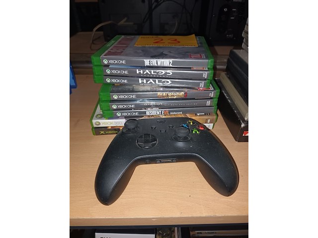 Lot 23 - xbox controller en spelletjes - afbeelding 1 van  4