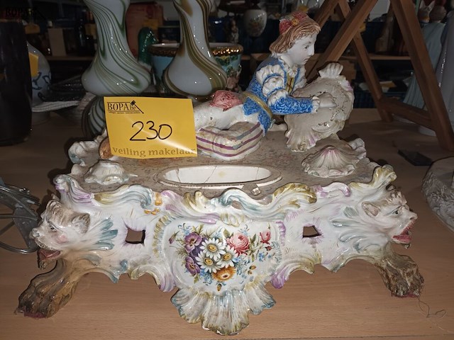 Lot 230 - antiek porseleinen beeld - afbeelding 1 van  5