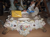 Lot 230 - antiek porseleinen beeld - afbeelding 1 van  5