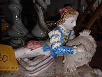 Lot 230 - antiek porseleinen beeld - afbeelding 3 van  5