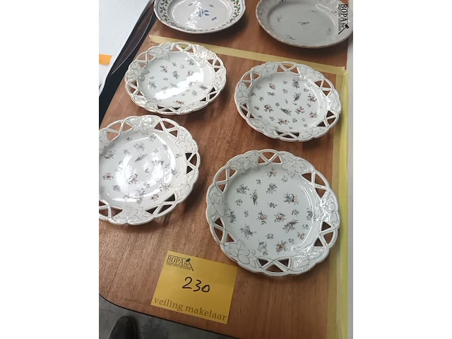 Lot 230 - antieke sierborden. 4 stuks - afbeelding 1 van  3