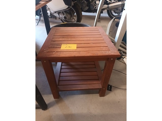 Lot 230 - bijzettafel in teak - afbeelding 1 van  2