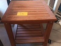 Lot 230 - bijzettafel in teak - afbeelding 1 van  2