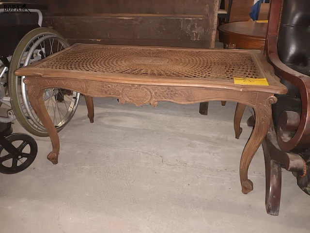 Lot 230 - salontafel louis xv - afbeelding 2 van  3