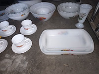 Lot 231 - arcopal servies. 52 stuks - afbeelding 2 van  4