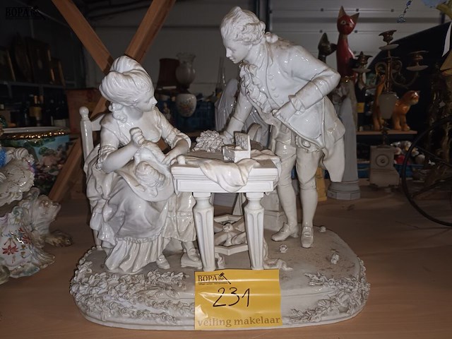 Lot 231 - beeld in porselein - afbeelding 1 van  5