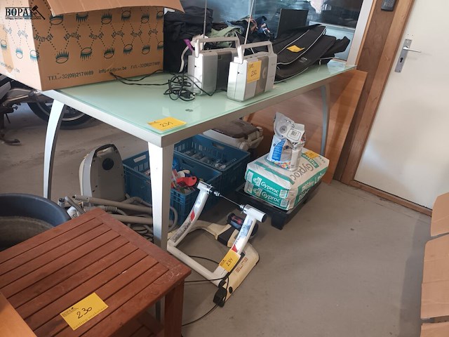 Lot 231 - hoge tafel met glazen blad - afbeelding 1 van  3