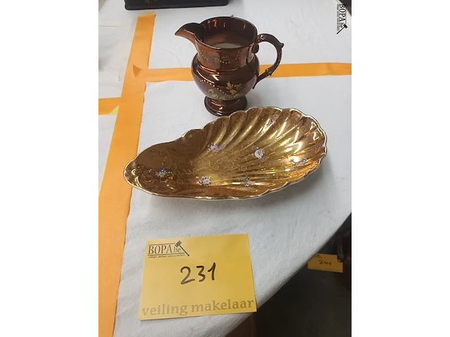 Lot 231 - limoges schaal en kannetje - afbeelding 1 van  5