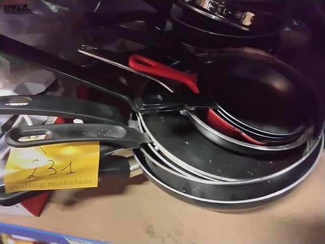 Lot 231 - lot pannen 9 stuks - diverse maten - afbeelding 1 van  1