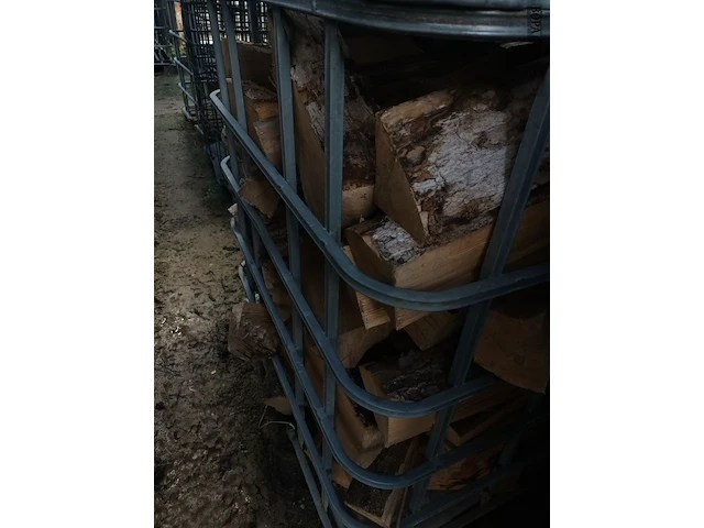 Lot 231 - metalen kooi met brandhout. 4 stuks - afbeelding 3 van  4