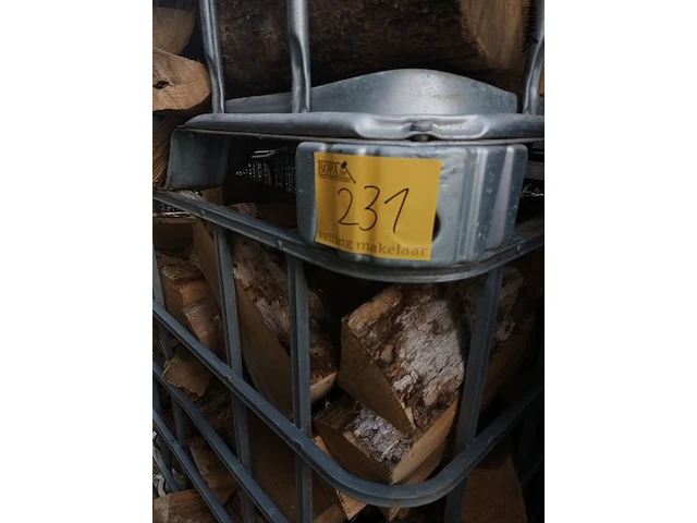 Lot 231 - metalen kooi met brandhout. 4 stuks - afbeelding 4 van  4