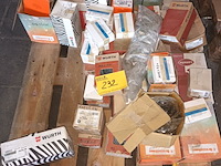 Lot 232 - bevestigingsmateriaal - afbeelding 1 van  4