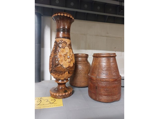 Lot 232 - decoratieve houten vazen, 3 stuks - afbeelding 1 van  1