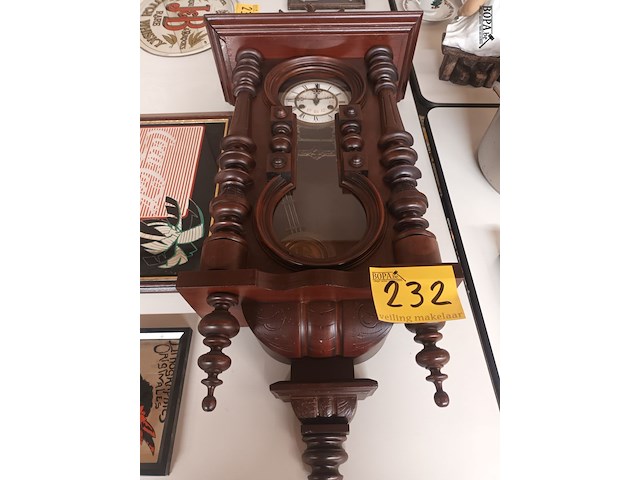 Lot 232 - houten klok met vogel - afbeelding 1 van  5