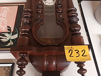 Lot 232 - houten klok met vogel - afbeelding 1 van  5