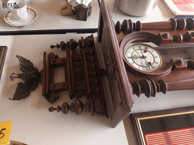 Lot 232 - houten klok met vogel - afbeelding 2 van  5