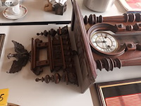 Lot 232 - houten klok met vogel - afbeelding 2 van  5