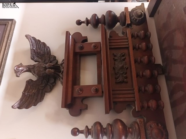 Lot 232 - houten klok met vogel - afbeelding 3 van  5