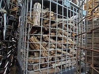 Lot 232 - metalen kooi met brandhout. 4 stuks - afbeelding 3 van  5
