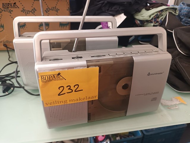 Lot 232 - radio/cd speler soundmaster. 2 stuks - afbeelding 1 van  3