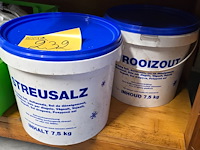 Lot 232 - strooizout 2 potten van 7,5 kg - afbeelding 1 van  2