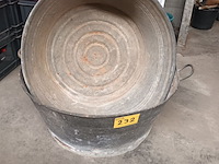 Lot 232 - zinken kuip. 2 stuks - afbeelding 1 van  3