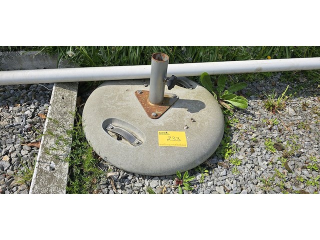 Lot 233 - betonnen parasolvoet - afbeelding 1 van  2