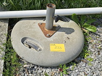 Lot 233 - betonnen parasolvoet - afbeelding 1 van  2