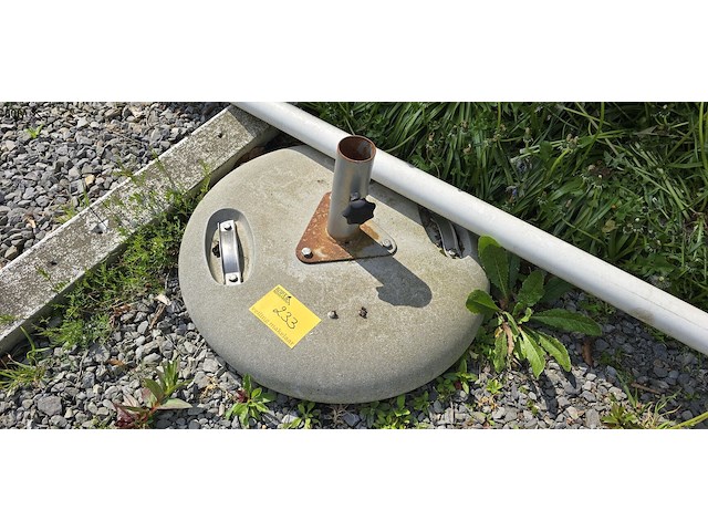 Lot 233 - betonnen parasolvoet - afbeelding 2 van  2