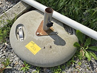 Lot 233 - betonnen parasolvoet - afbeelding 2 van  2
