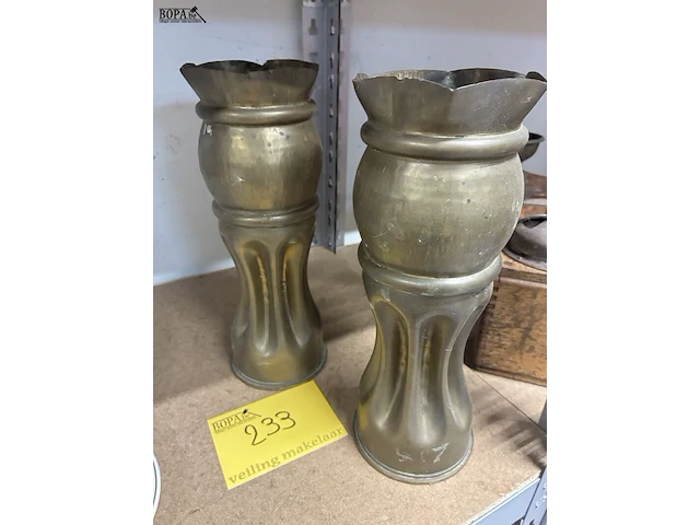 Lot 233 - bewerkte koperen kogelhulzen - 2 stuks - afbeelding 1 van  1