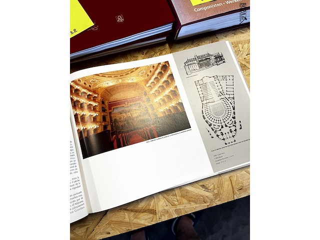 Lot 233 - de opera van gent uitgeven lannoo en boek deel opéras d'euro - afbeelding 2 van  10