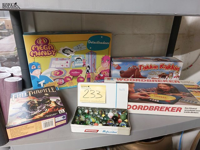Lot 233 - gezelschapsspellen, 4 stuks en doos knikkers - afbeelding 1 van  3