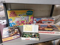 Lot 233 - gezelschapsspellen, 4 stuks en doos knikkers - afbeelding 1 van  3