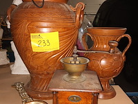 Lot 233 - klok, houten vazen en koffiemolen - afbeelding 1 van  6