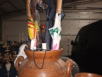 Lot 233 - klok, houten vazen en koffiemolen - afbeelding 2 van  6