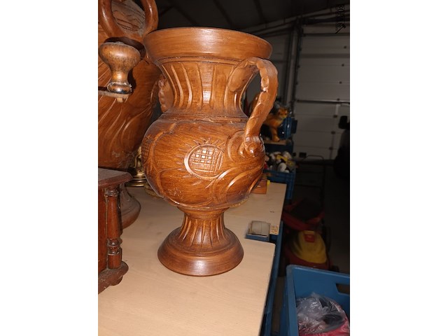 Lot 233 - klok, houten vazen en koffiemolen - afbeelding 3 van  6